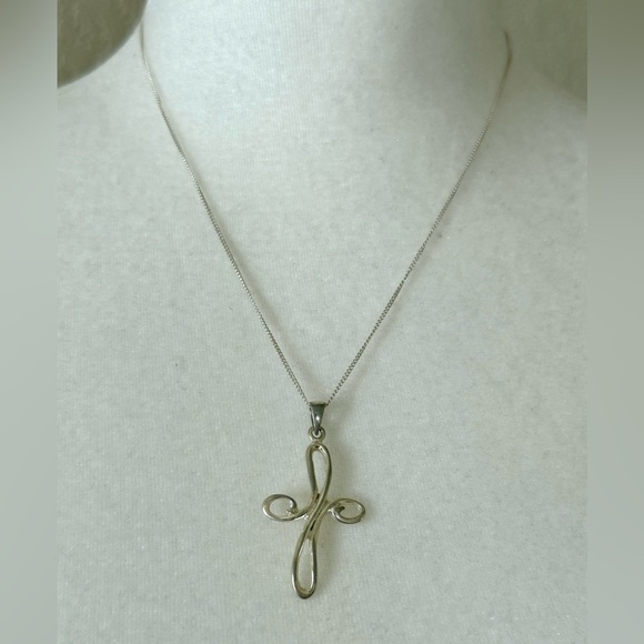 925 Sterling Silver Artisan Loop Cross Necklace – 18” Chain